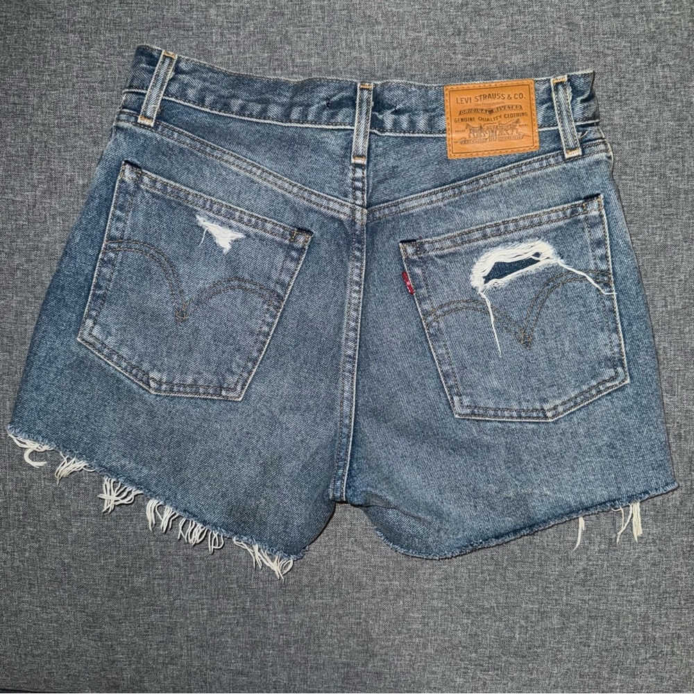 Levi's Distressed Wedgie Short Medium Wash